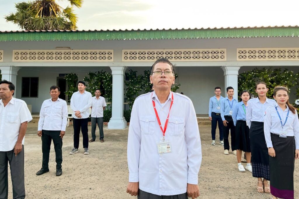 មន្ទីរសាធារណការ និងដឹកជញ្ជូនខេត្តកោះកុង គោរព​ទង់ជាតិ នៃព្រះរាជាណាចក្រកម្ពុជា