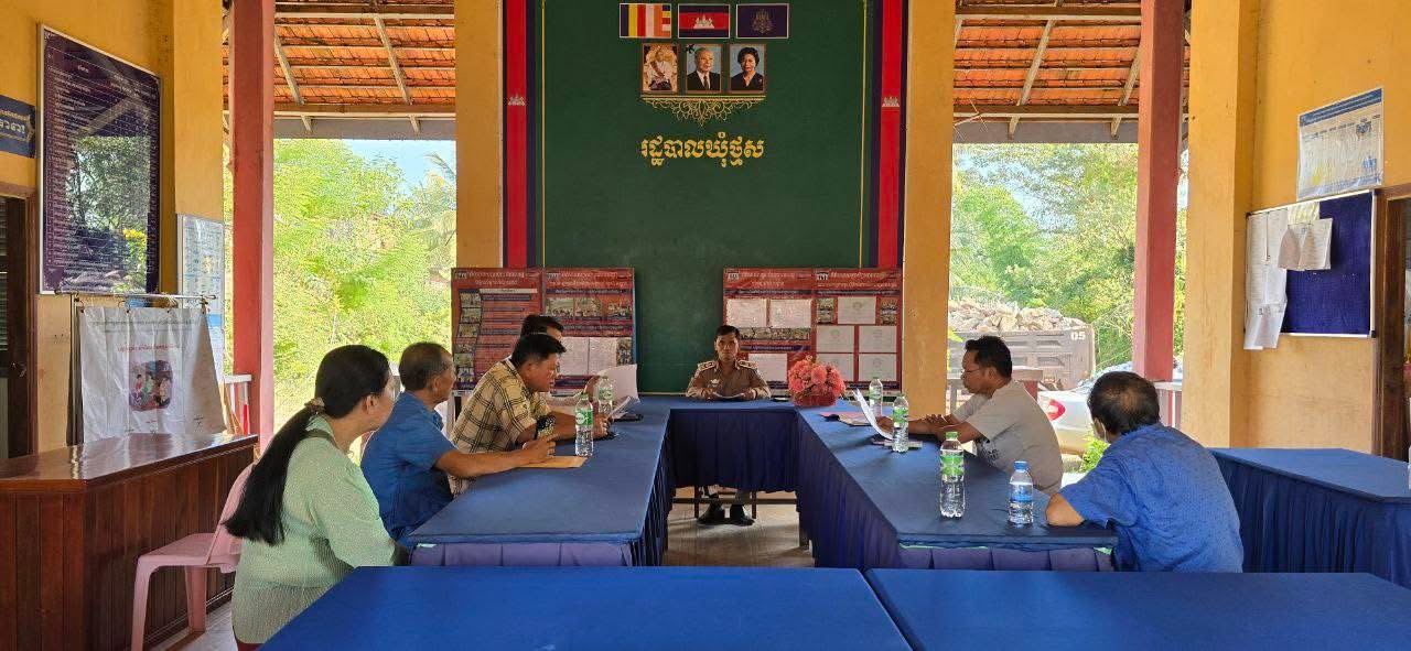 លោក ពេជ្រ សិលា អភិបាលស្ដីទី បានដឹកនាំកិច្ចប្រជុំសម្របសម្រួលបញ្ហាទំនាស់ដីធ្លី ស្ថិតនៅភូមិស្រែថ្មី ឃុំថ្មស ស្រុកបូទុមសាគរ ខេត្តកោះកុង នៅសាលាឃុំថ្មស