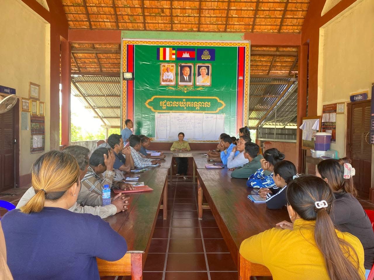 លោកស្រី ង៉ែ ដា មេឃុំស្តីទី បានអញ្ជើញចូលរួមជាអធិបតី បើកវគ្គបណ្តុះបណ្តាលស្តីអំពី លក្ខន្តិក:បទបញ្ជាផ្ទៃក្នុង សេវាកម្មទេសចរណ៍ គោលបំណងដើម្បីបម្រើដល់សហគមន៍ឆ្លើយតបនិងតម្រូវការភ្ញៀវ