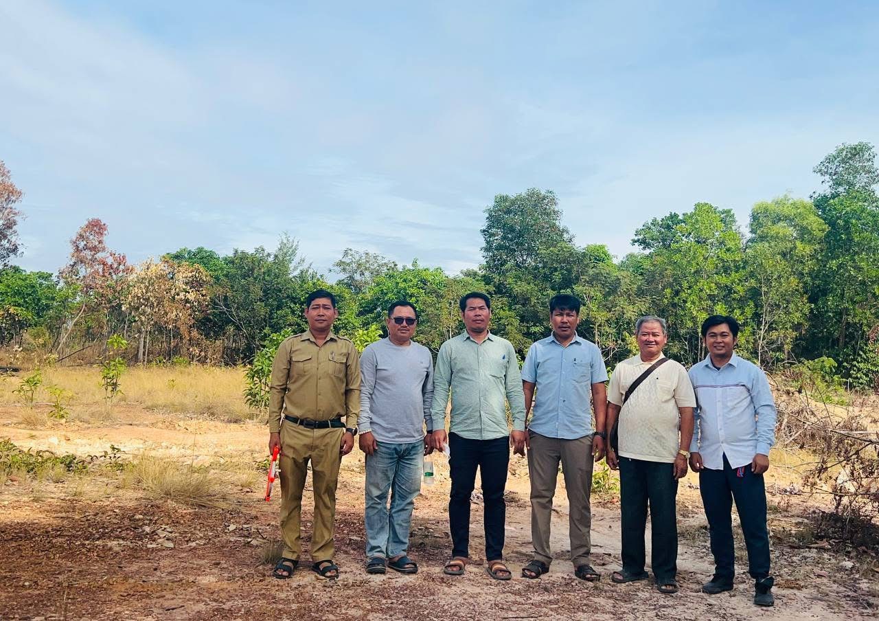 លោក រ៉ែម សុធារ នាយករងរដ្ឋបាល បានដឹកនាំក្រុមការងារស្រុកសហការជាមួយអាជ្ញាធរភូមិឃុំថ្មស ចុះពិនិត្យទីតាំងស្នើសុំអនុញ្ញាតិ ច្បាប់សាងសង់លំនៅឋានមួយកន្លែង ដែលមានទីតាំងដីស្ថិតនៅភូមិថ្មស ឃុំថ្មស ស្រុកបូទុមសាគរ