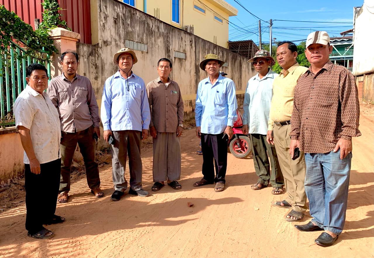 លោក ហុង ប្រុស អភិបាលស្ដីទីស្រុកស្រែអំបិល និងលោក សួស ម៉ៅ នាយករដ្ឋបាលសាលាស្រុក បានអញ្ជើញចុះពិនិត្យការដ្ឋានសាងសង់ផ្លូវបេតុងអាមេ ០១ខ្សែ