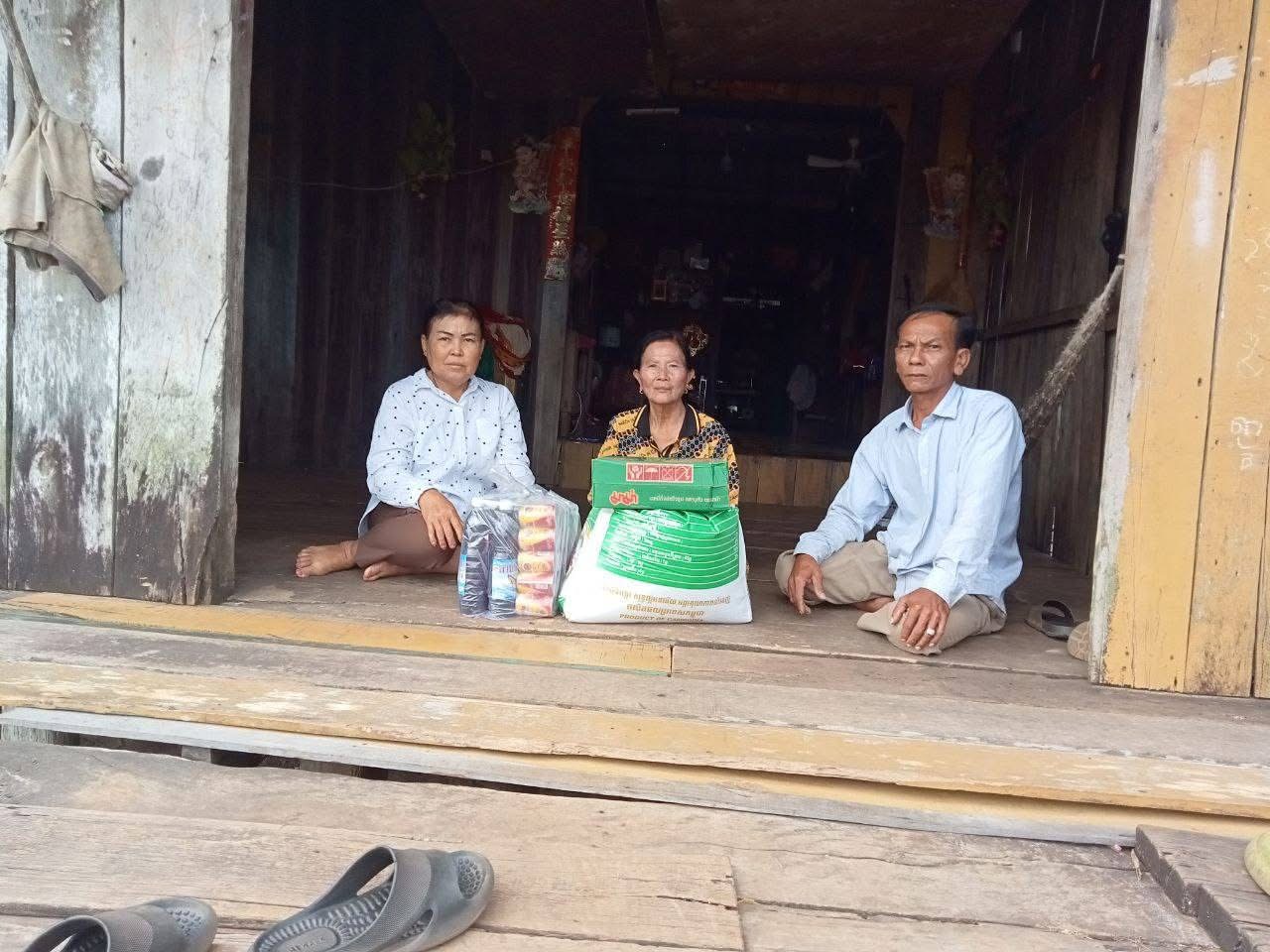 លោកស្រី ផៃ ទួន សមាជិកក្រុមប្រឹក្សាឃុំតានូន ទទួលបន្ទុកកិច្ចការនារីនឹងកុមារឃុំ បានសហការជាមួយលោកមេភូមិតានូន ចុះសួរសុខទុក្ខគ្រួសារក្រីក្រ ដែលមានជីវភាពខ្វះខាតចំនួន២គ្រួសារ