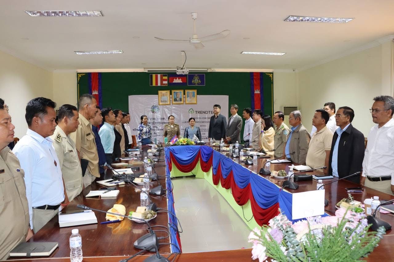 លោក ខេង សំខាន់ អភិបាលរងស្រុក តំណាងលោក ក្រូច បូរីសីហា អភិបាលស្រុកបូទុមសាគរ បានដឹកនាំ លោក នាង ពិសិដ្ឋ ប្រធានការិយាល័យកសិកម្មធនធានធម្មជាតិ និងបរិស្ថាន ចូលរួមពិធីចុះហត្ថលេខាលើកិច្ចព្រមព្រៀងសហប្រតិបត្តការ រវាងមន្ទីរកសិកម្មរុក្ខាប្រមាញ់ និងនេសាទខេត្តកោះកុង និងក្រុមហ៊ុន TREND TECH CO.LTD ( TT) ស្តីពីការដាំ និងស្តារព្រៃកោងកាងក្នុងខេត្តកោះកុង
