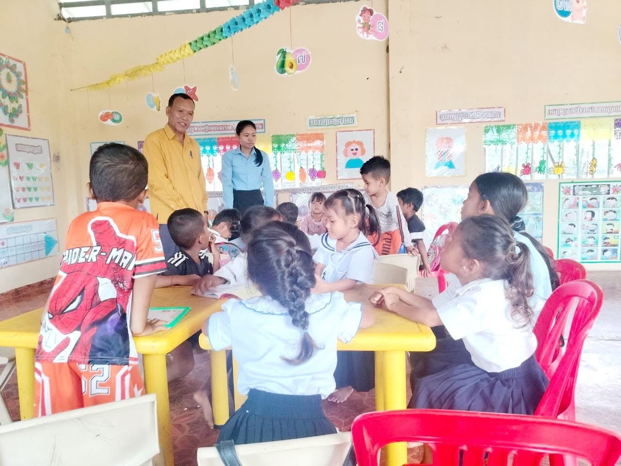 លោក កែវ សុខ មេឃុំស្រែអំបិល បានចុះសួរសុខទុក្ខនឹងសំណេះសំណាល ជាមួយអ្នកគ្រូ ព្រមទាំងសិស្សានុសិស្សមត្តេយ្យសហគមន៍ ស្ថិតនៅភូមិវាលជើង ឃុំស្រែអំបិល ស្រុកស្រែអំបិល