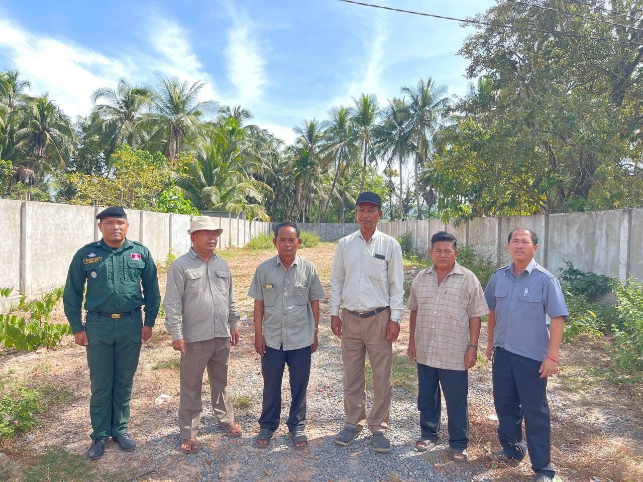 លោក កែវ សុខ មេឃុំស្រែអំបិល បានចាត់លោក នី សារឹម ជំទប់ទី១ឃុំ ចូលរួមជាមួយ លោក តេង នាវ នាយករងរដ្ឋបាលសាលាស្រុកស្រែអំបិល ចុះពិនិត្យទីតាំងទុកសម្រាប់ចាប់បង្ខាំងសត្វគោ ដែលដើរពាសវាលពាសកាលនៅតាមដងផ្លូវក្នុងមូលដ្ឋានឃុំស្រែអំបិល