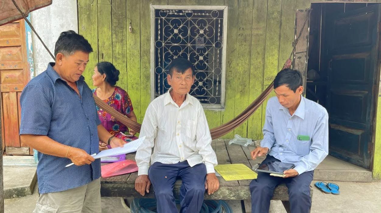 លោក កែវ សុខ មេឃុំស្រែអំបិល បានចាត់ក្រុមការងារអត្តសញ្ញាណកម្មគ្រួសារក្រីក្រ ចុះ