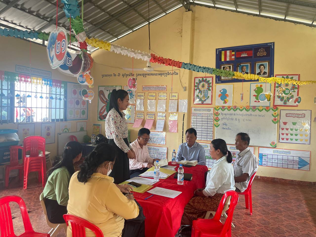 លោក សៀង សុទ្ធមង្គល អភិបាលរងស្រុក តំណាងលោក ជា ច័ន្ទកញ្ញា អភិបាល នៃគណៈអភិបាលស្រុកស្រែអំបិល បានអញ្ជើញជាអធិបតី ក្នុងកិច្ចប្រជុំ ស្តីពីការវាយតម្លៃមត្តេយ្យសិក្សាសហគមន៍នៅភូមិវាលជើង