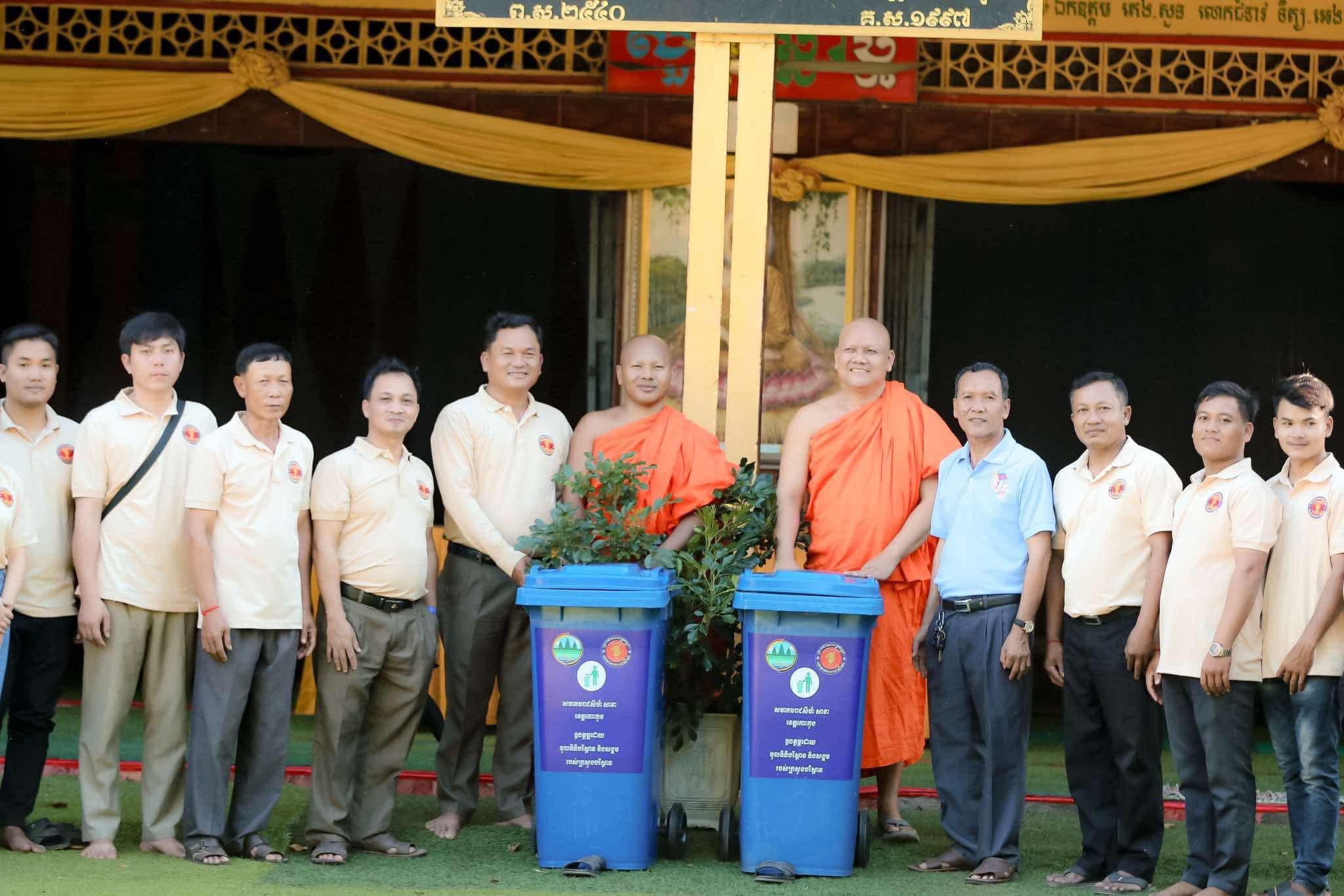 លោក កែវ សុខ មេឃុំស្រែអំបិល ដឹកនាំការធ្វើអនាម័យ បរិស្ថានតាមដងផ្លូវ