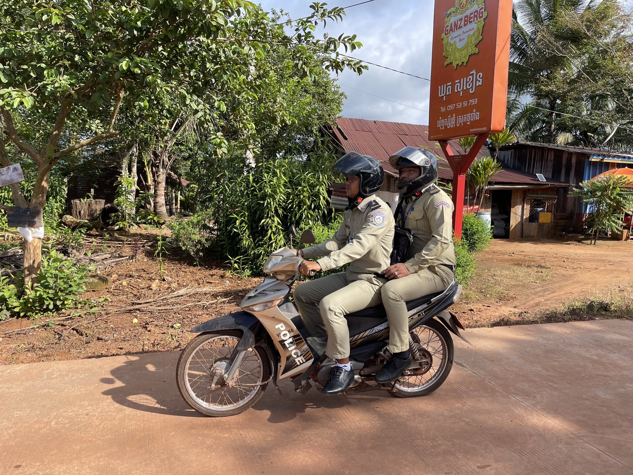កម្លាំងប៉ុស្ដិ៍នគរបាលរដ្ឋបាលឬស្សីជ្រុំបានចុះល្បាតក្នុងមូលដ្ឋាននិងចុះសួរសុខទុក្ខប្រជាពលរដ្ឋតាមខ្នងផ្ទះ