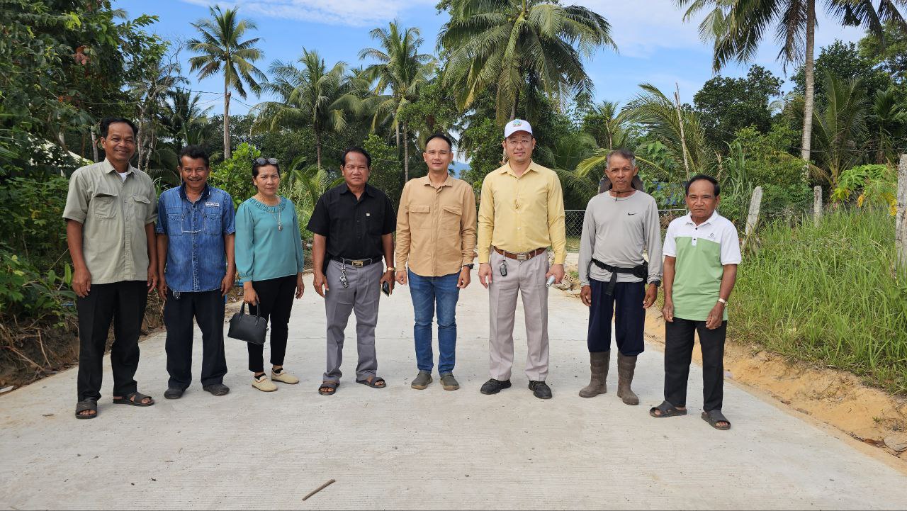 លោក​ អ៉ឹង​ បឺ​ត​ ប្រធានការិយាល័យផែនការ​ និងគាំទ្រឃុំ-សង្កាត់​ ស្រុកកោះកុង​ បានអញ្ជេីញចូលរួមពិនិត្យគម្រោងសាងសង់ផ្លូវបេតុងអាមេចំនួន ០៣ខ្សែ​ប្រវែង ៤៤០ម៉ែត្រ ស្ថិតនៅឃុំជ្រោយប្រស់ ស្រុកកោះកុង ខេត្តកោះកុង