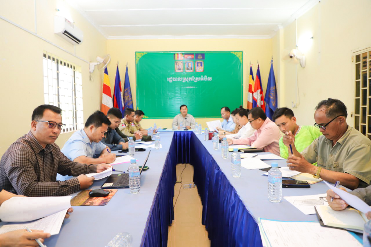 លោក ហុង ប្រុស អភិបាលស្តីទីស្រុកស្រែអំបិល បានដឹកនាំកិច្ចប្រជុំពិភាក្សាពិនិត្យឯកសារពាក់ព័ន្ធនានា ដើម្បីត្រៀមដាក់ជូន ក្រុមប្រឹក្សាស្រុកពិនិត្យ និងអនុម័ត ក្នុងកិច្ចប្រជុំសាមញ្ញលើកទី៧ អាណត្តិទី៤