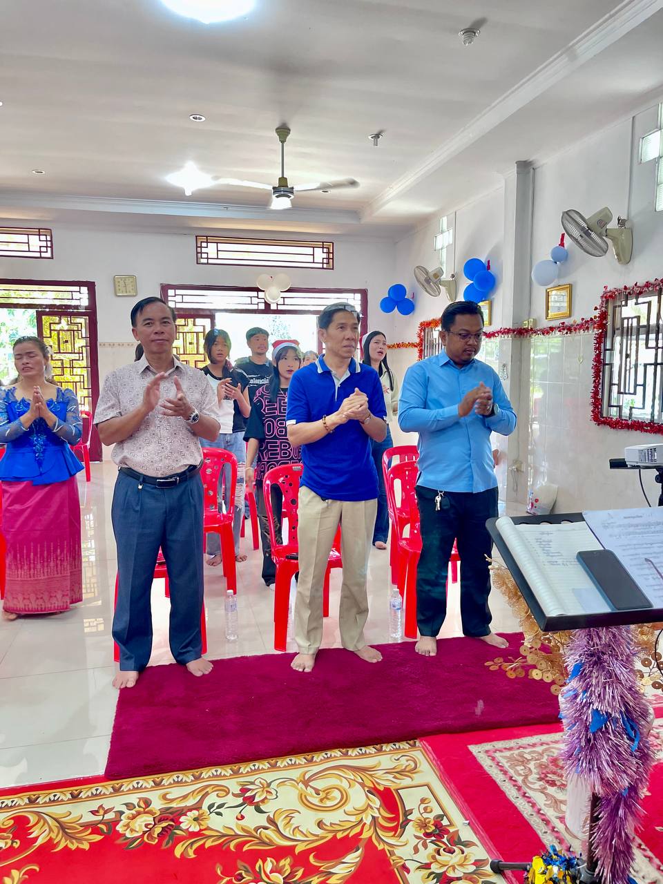 លោក អ៊ូច ទូច ប្រធានមន្ទីរធម្មការ និងសាសនាខេត្តកោះកុង អមដំណើរដោយ លោក ជួនភារ៉េត អនុប្រធានមន្ទីរ និងលោក ហាន់ ចក់ ប្រធានការិយាល័យពាហិរសាសនា ចូលរួមពិធីអបអរសាទរ ថ្ងៃកំណើតព្រះយេស៊ូវគ្រីស្ទ (ណូអែល)