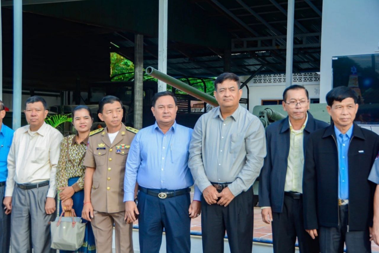 លោក ខៀវ ផន អនុប្រធានមន្ទីរអប់រំ យុវជន និងកីឡាខេត្តកោះកុង  បានចូលរួមពិធីសំណេះសំណាល និងជូនដំណើរយោធិន នៃកងរាជអាវុធហត្ថ ទើបជ្រើសរើសថ្មី ចំនួន៤១ រូប បាន(ជាប់ជាស្ថាពរ) ចូលហ្វឹកហ្វឺននៅមជ្ឈមណ្ឌលហ្វឹកហ្វឺនកងរាជអាវុធហត្ថ(ភ្នំជុំសែនរីករាយ) ខេត្តកំពង់ឆ្នាំង។