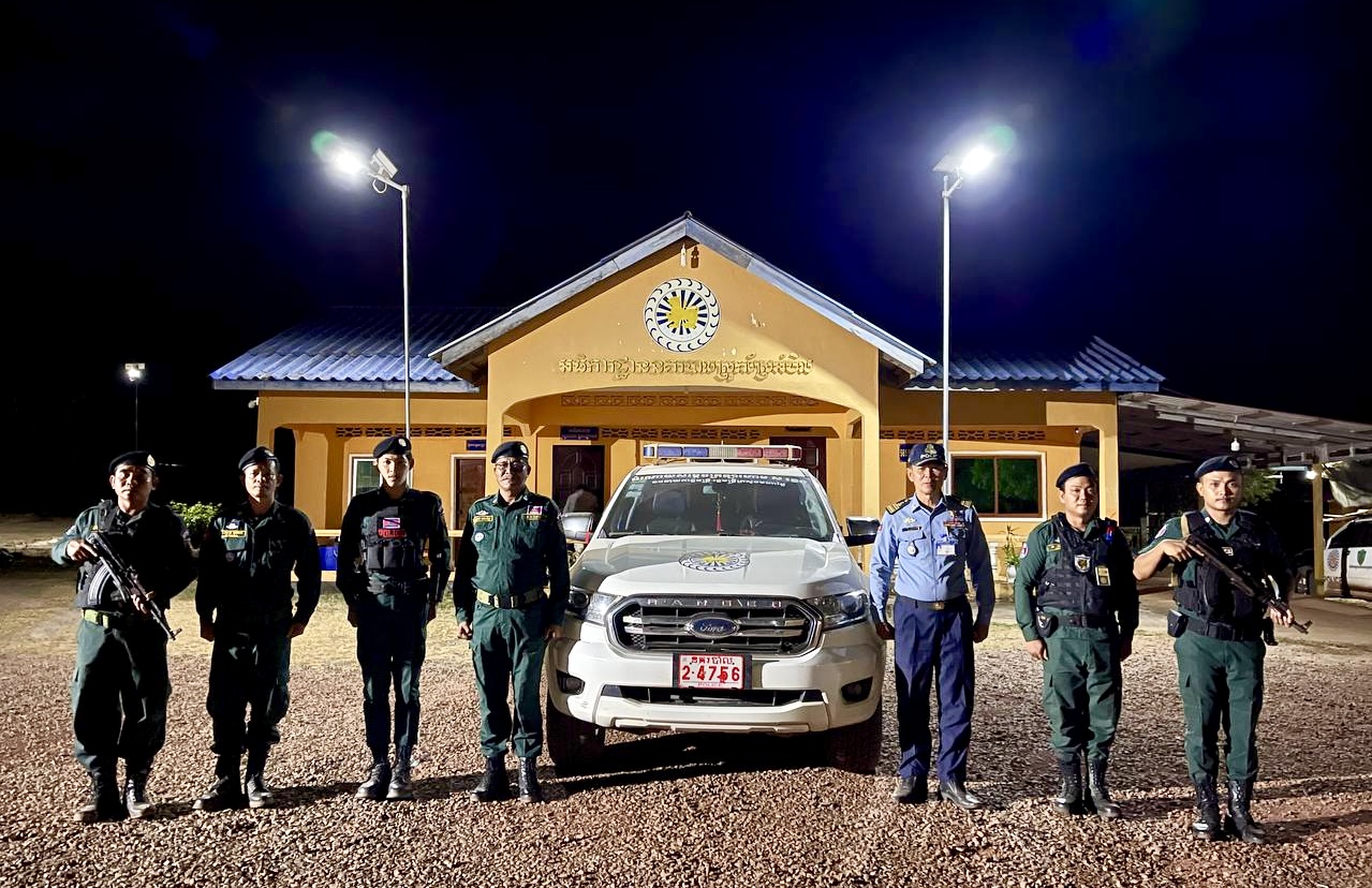 លោក​វរសេនីយ៍​ទោ​ ដូង​ វណ្ណា​ អធិការ​នគរបាល​ស្រុក​ បាន​បញ្ចុះ​កម្លាំង​វេន​ប្រចាំបញ្ជា​ទី១​ នៃ​អធិការ​ដ្ឋាន នគរបាល​ស្រុក​ស្រែអំបិល ​ចេញល្បាតដើម្បីបង្ការ​ ទប់ស្កាត់បទល្មើសផ្សេងៗ ជាពិសេសករណី​ក្មេងទំនើងដែល​បង្ករ​ការ​រំខាន​ដល់ប្រជាពលរដ្ឋ​ ព្រមទាំងបានចែក​ខិត​ប័ណ្ណ​លេខ​ទូរសព្ទ​ទាន់​ហេតុការណ៍​ ដល់​ប្រជាពលរដ្ឋ​ងាយ​ស្រួល​ទំនាក់ទំនង​ពេល​មាន​អាសន្ន