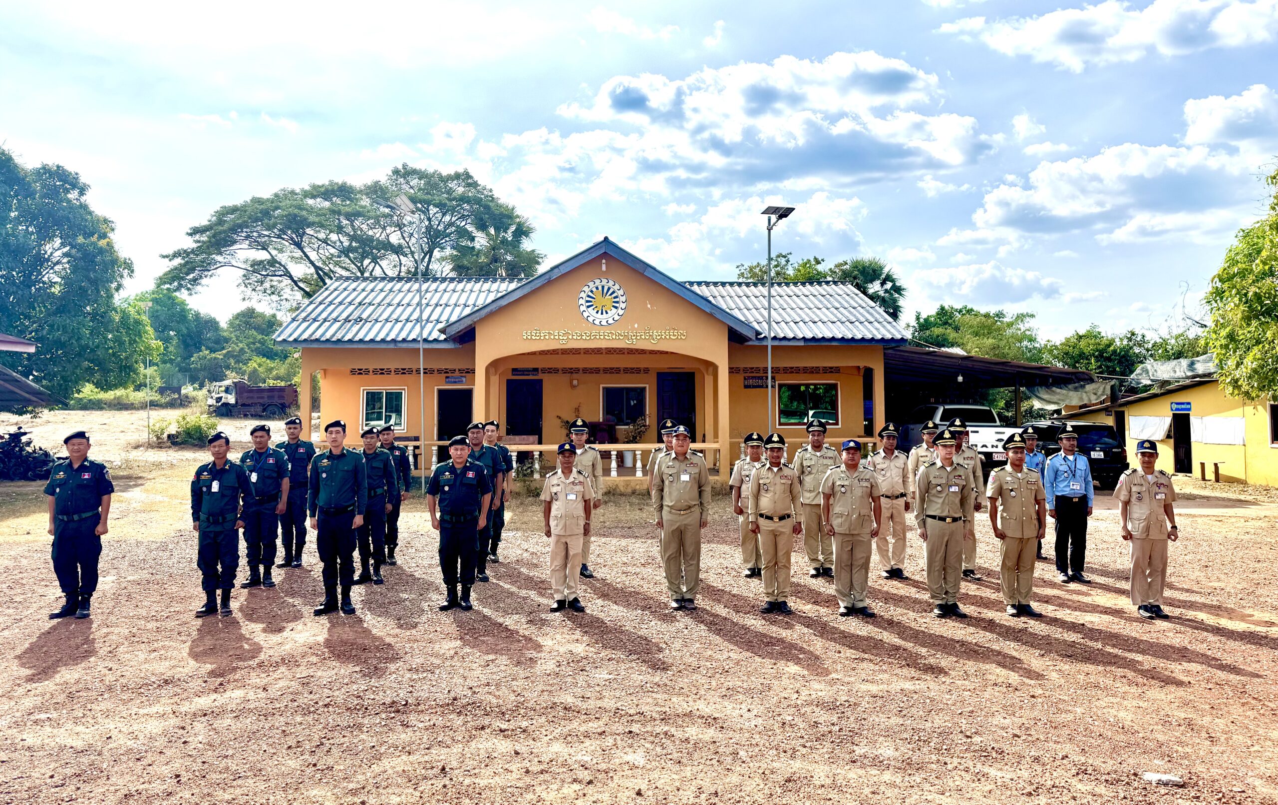 លោក​វរសេនីយ៍ទោ​ ដូង​ វណ្ណា​ អធិការ​នគរបាល​ស្រុក​ស្រែអំបិល​បាន​ ដឹកនាំ​កកម្លាំងប្រជុជួរត្រៀមកម្លាំងអន្តរាគមន៍ ជួយសង្គ្រោះ និងត្រួតសភាពការណ៍ សន្តិសុខ សុវត្ថិភាព ជូនបងប្អូនប្រជាពលរដ្ឋ និងភ្ញៀវទេសចរណ៍ជាតិ អន្តរជាតិ ធ្វេីដំណេីរឆ្លងកាត់ និងមកកំសាន្តក្នុងមូលដ្ឋាន
