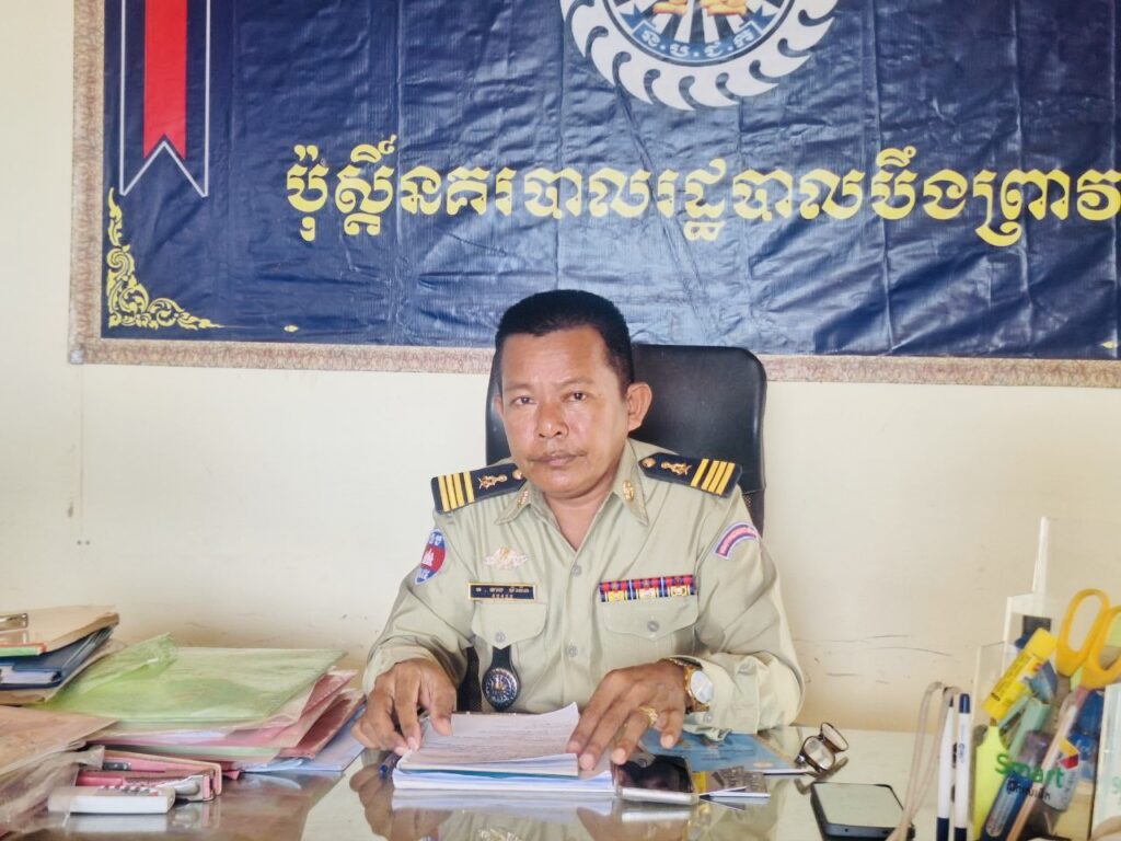 លោកវរសេនីយ៍ត្រី នាង ម៉ានិត នាយប៉ុស្តិ៍ បានដឹកនាំកម្លាំងចុះសួសុខទុក្ខប្រជាពលរដ្ឋតាមខ្នងផ្ទះ