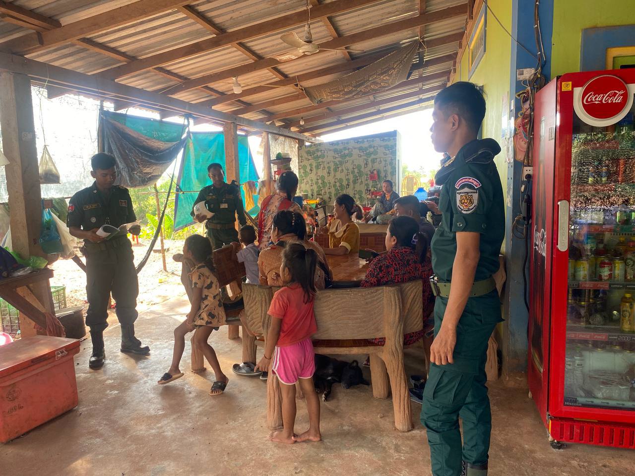 កម្លាំងប៉ុស្តិ៍នគរបាលរដ្ឋបាលបឹងព្រាវ បានចុះចែកលិខិតប័ណ្ណស្ដី​ពីគោលនយោបាយ ភូមិ/ឃុំ មានសុវត្ថិភាព ជូនដល់ប្រជាពលរដ្ឋឱ្យយល់ដឹងកាន់តែច្បាស់