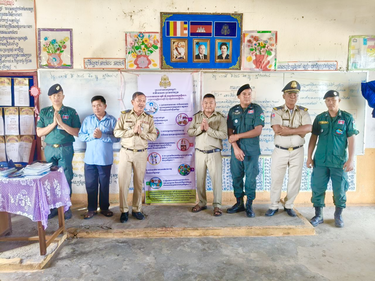 លោក អុឹង គី ជំទប់ទី១ឃុំកោះកាពិ បានដឹកនាំក្រុមការងារឃុំ ចុះធ្វើវេទិការសាធារណៈផ្សព្វផ្សាយពីគោលនយោបាយភូមិ-ឃុំ មានសុវត្ថិភាពទាំង ៧ចំនុច នៅសាលាបឋមសិក្សាឡាំដាំ ។