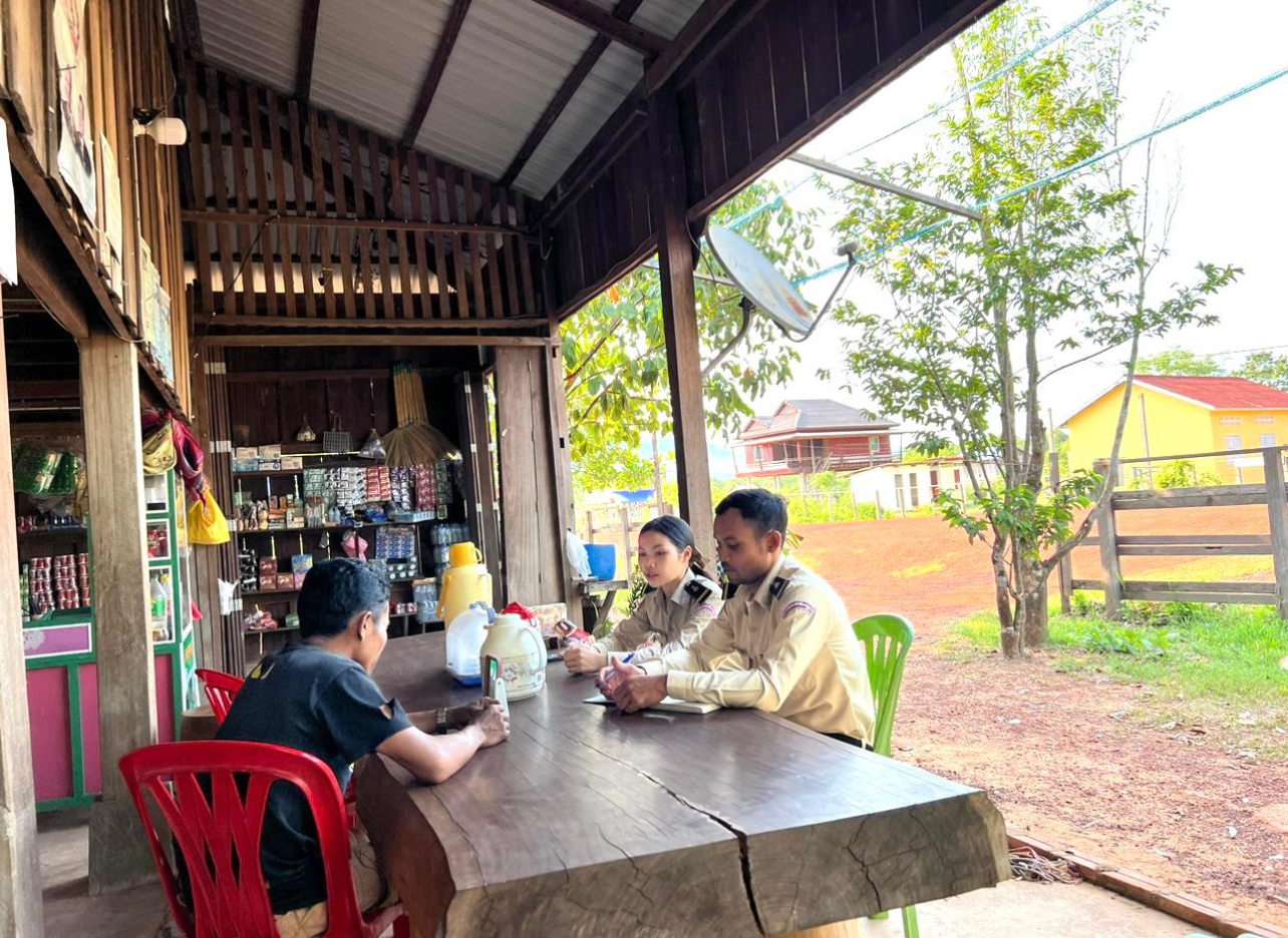 ប៉ុស្តិ៍នគរបាលរដ្ឋបាលឃុំប្រឡាយ បានចេញល្បាតនៅក្នុងមូលដ្ឋាន និងចុះជួបមេភូមិដើម្បីសម្រង់ព័ត៏មានបទល្មើសដែលកើតឡើងក្នុងភូមិនិមួយៗ អំពីរនគរបាល និងសហគមន៍ និងចែកអត្តសញ្ញាណប័ណ្ណជូនប្រជាពលរដ្ឋតាមខ្នងផ្ទះ