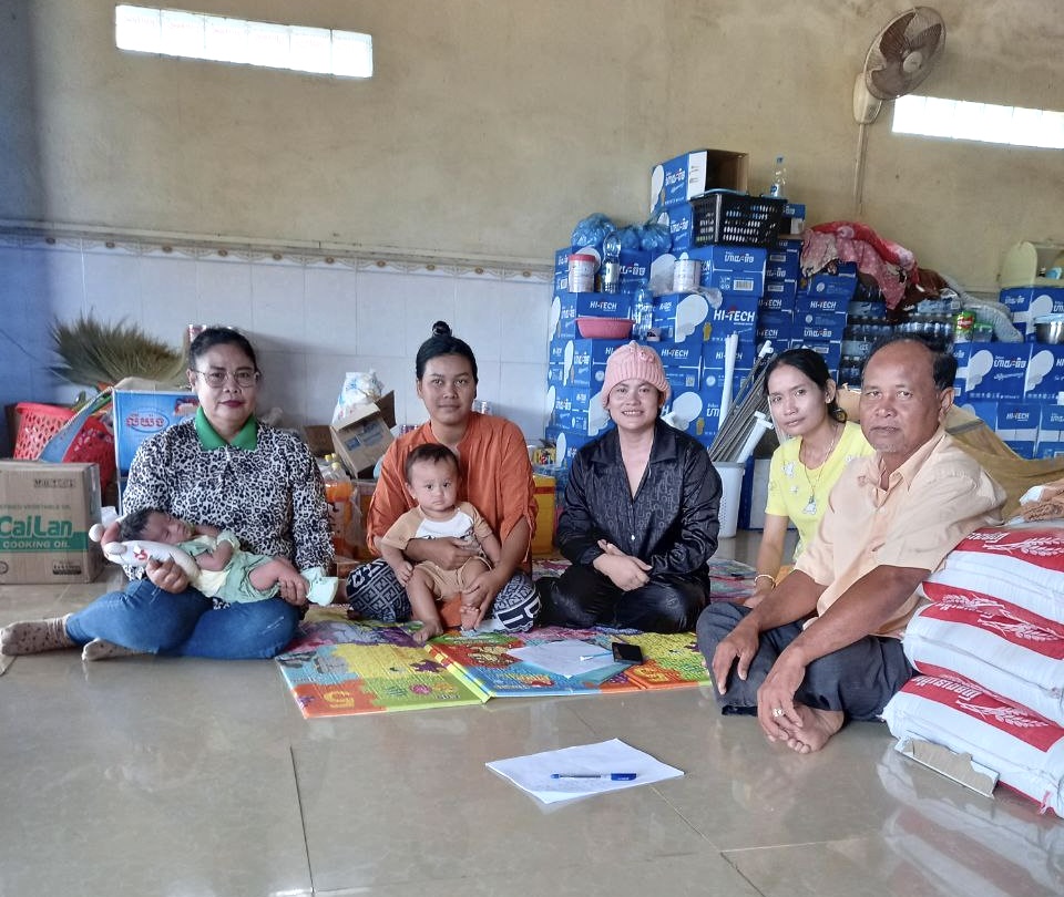 លោក ស្រី វ៉ាត់ សុខា សមាជិកក្រុមប្រឹក្សាឃុំត្រពាំងរូង និងជាអ្នកទទួលបន្ទុក គ.ក.ន.ក ឃុំ និងលោក ពៅ វាសនា មេភូមិត្រពាំងរូង រួមជាមួយក្រុមទ្រទ្រង់សុខភាពភូមិត្រពាំងរូង បានចុះសួសុខទុក្ខប្រជាពលរដ្ឋតាមខ្នងផ្ទះគោលដៅ បានចំនួន ១២គ្រួសារ