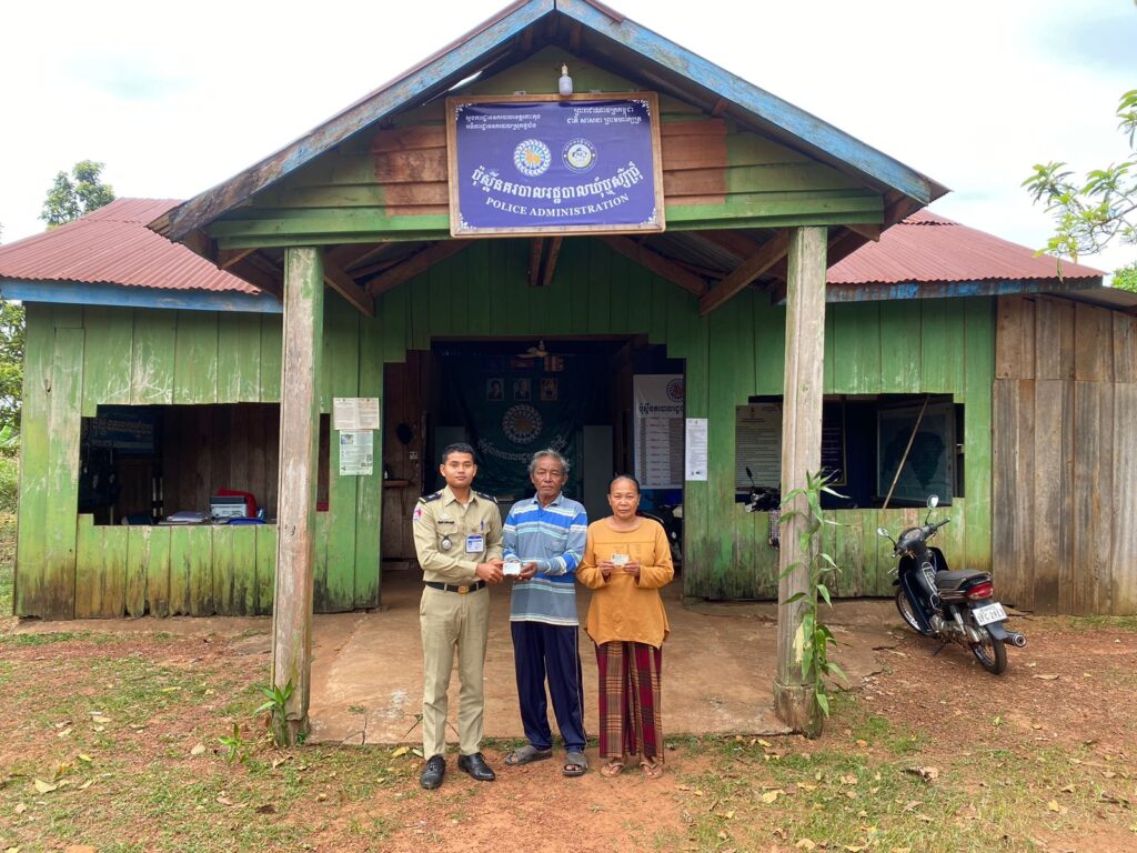 កម្លាំងប៉ុស្ដិ៍នគរបាលរដ្ឋបាលឬស្សីជ្រុំបានចុះល្បាតក្នុងមូលដ្ឋាន និងបានចែកអត្តសញ្ញាណប័ណ្ណសញ្ជាតិខ្មែរជូនប្រជាពលរដ្ឋតាមខ្នងផ្ទះ