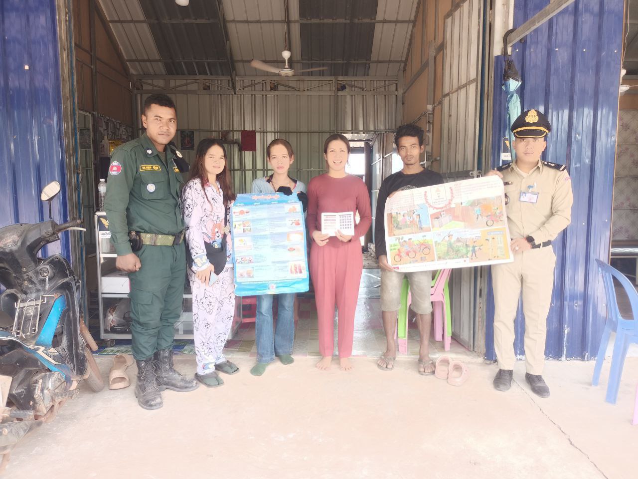 កម្លាំងប៉ុស្តិ៍នគរបាលរដ្ឋបាលឃុំជ្រោយប្រស់ បានចុះល្បាតសួរសុខទុក្ខប្រជាពលរដ្ឋតាមខ្នងផ្ទះ និងបានផ្សព្វផ្សាយ