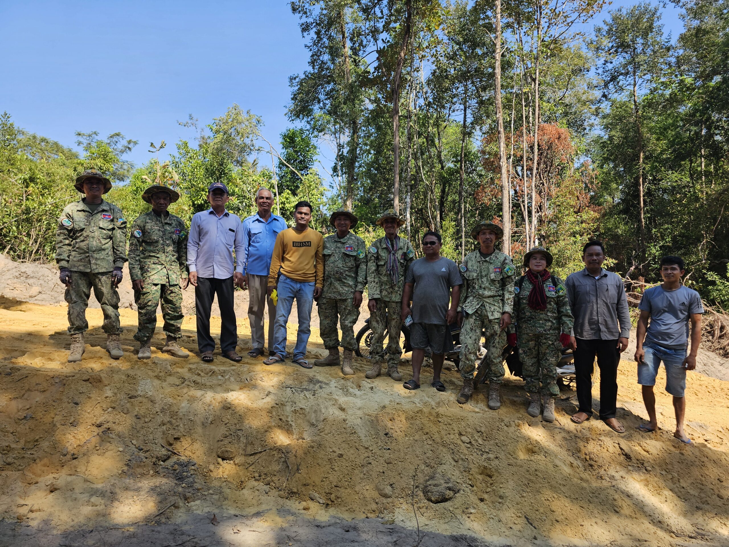 លោក អ៊ូ ឆេនឆៃវិសាន្ដ ប្រធានក្រុមប្រឹក្សាឃុំ និងជាមេឃុំ បានដឹកនាំ លោក ម៉ែន ឈា សមាជិកក្រុមប្រឹក្សាឃុំ និង លោក ឃិន វិសាល ស្មៀនឃុំ រួមជាមួយប្រជាពលរដ្ឋ ចុះត្រួតពិនិត្យការជួសជុលផ្លូវក្រួសក្រហម