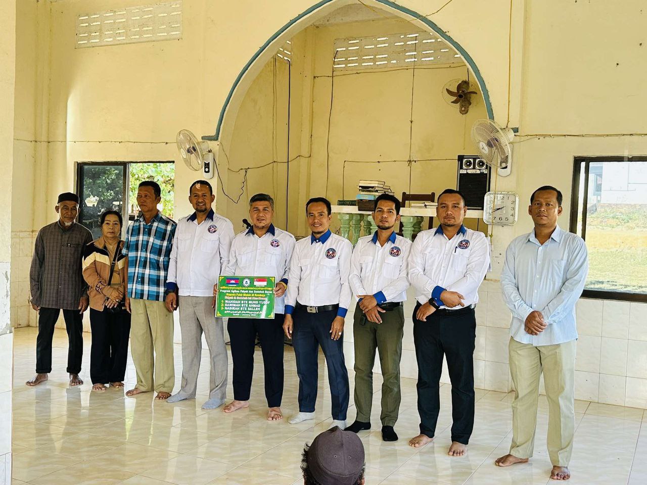 លោក សាន់ អាប់ឌុលការីម សមាជិកក្រុមប្រឹក្សាស្រុកមណ្ឌលសីមា បានចូលរួមជាមួយលោក យូសុះ មូស្លីមីន ប្រធានសមាគមសប្បុរស ធម៌ដារុលអាឃីរោះកម្ពុជា និងជាអនុប្រធាន សម្ពន្ធយុវជនស្រលាញ់សន្តិភាព អនុសាខាខ្មែរ-ឥស្លាមខេត្តកោះកុង បាននាំយកអំណោយជាអង្ករចែកជូនប្រជាពលរដ្ឋចំនួន៣៦គ្រួសារ នៅភូមិចាំយាម