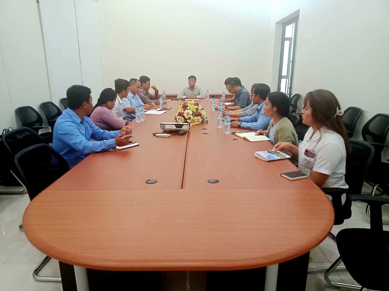 លោក ប៉ែន ប៊ុនឈួយ អភិបាលរងស្រុកមណ្ឌលសីមា បានដឹកនាំកិច្ចប្រជុំអំពីបញ្ហាការប្រមូលសំរាម និងដំណោះស្រាយនៅក្នុងតំបន់សេដ្ឋកិច្ចពិសេសកោះកុង