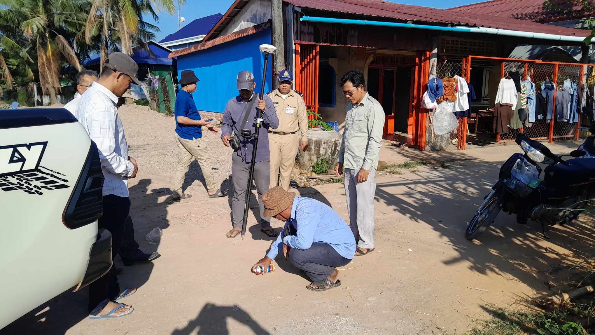 លោក រស់ ជីវិន ប្រធានការិយាល័យរៀបចំដែនដី នគរូបនីយកម្ម សំណង់ និងភូមិបាលស្រុកមណ្ឌលសីមា លោក ឃួន គឹមសុង មន្រ្តីការិយាល័យផែនការ និងគាំទ្រឃុំ សង្កាត់ បានសហការជាមួយ លោក មេឃុំប៉ាក់ខ្លង សមាជិកក្រុមប្រឹក្សាឃុំប៉ាក់ខ្លង  ចុះវាស់វែងផ្ទៀងផ្ទាត់ និងកំណត់អ័ក្សផ្លូវ ចំនួន៣ខ្សែនៅនៅឃុំប៉ាក់ខ្លង