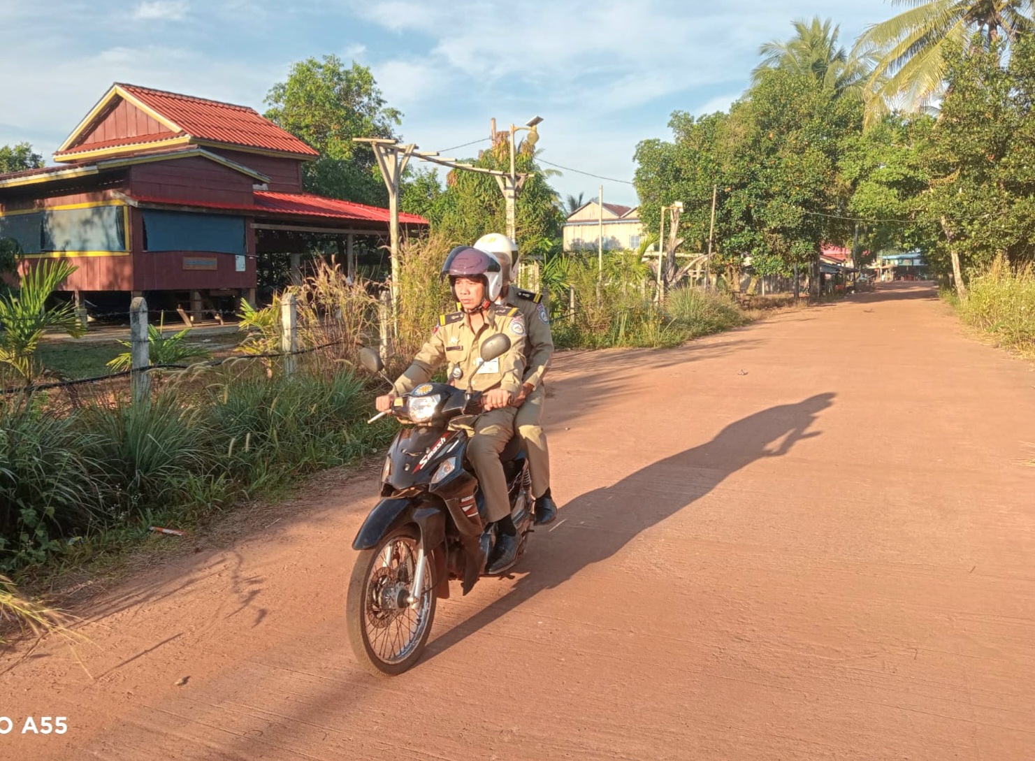 ប៉ុស្តិ៍នគរបាលរដ្ឋបាលឃុំថ្មដូនពៅ បានចេញល្បាតក្នុងមូលដ្ឋាន និងចុះជួបក្រុមប្រឹក្សាឃុំដើម្បីសម្រង់ពត៍មានបញ្ហាបទល្មើសផ្សេងៗ