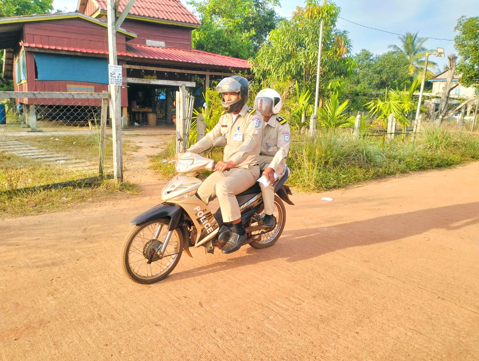 ប៉ុស្តិ៍នគរបាលរដ្ឋបាលឃុំថ្មដូនពៅ បានចេញល្បាតក្នុងមូលដ្ឋាន និងចុះជួបប្រជាពលរដ្ឋតាមខ្នងផ្ទះដើម្បីសម្រង់ពត៍មានផ្សេងៗ
