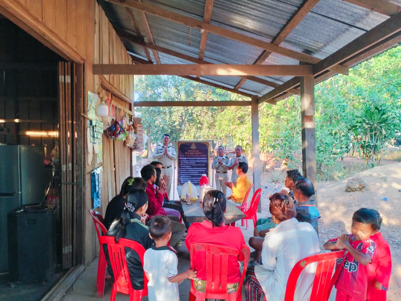 ប៉ុស្តិ៍នគរបាលរដ្ឋបាលឃុំថ្មដូនពៅ បានចេញល្បាតក្នុងមូលដ្ឋាន និងសហការជាមួយលោកមេភូមិ អនុភូមិ និងសមាជិកភូមិព្រែកស្វាយ បានបើកវេទិការសាធារណៈអំពីគោលនយោបាយភូមិ ឃុំមានសុវត្ថិភាព