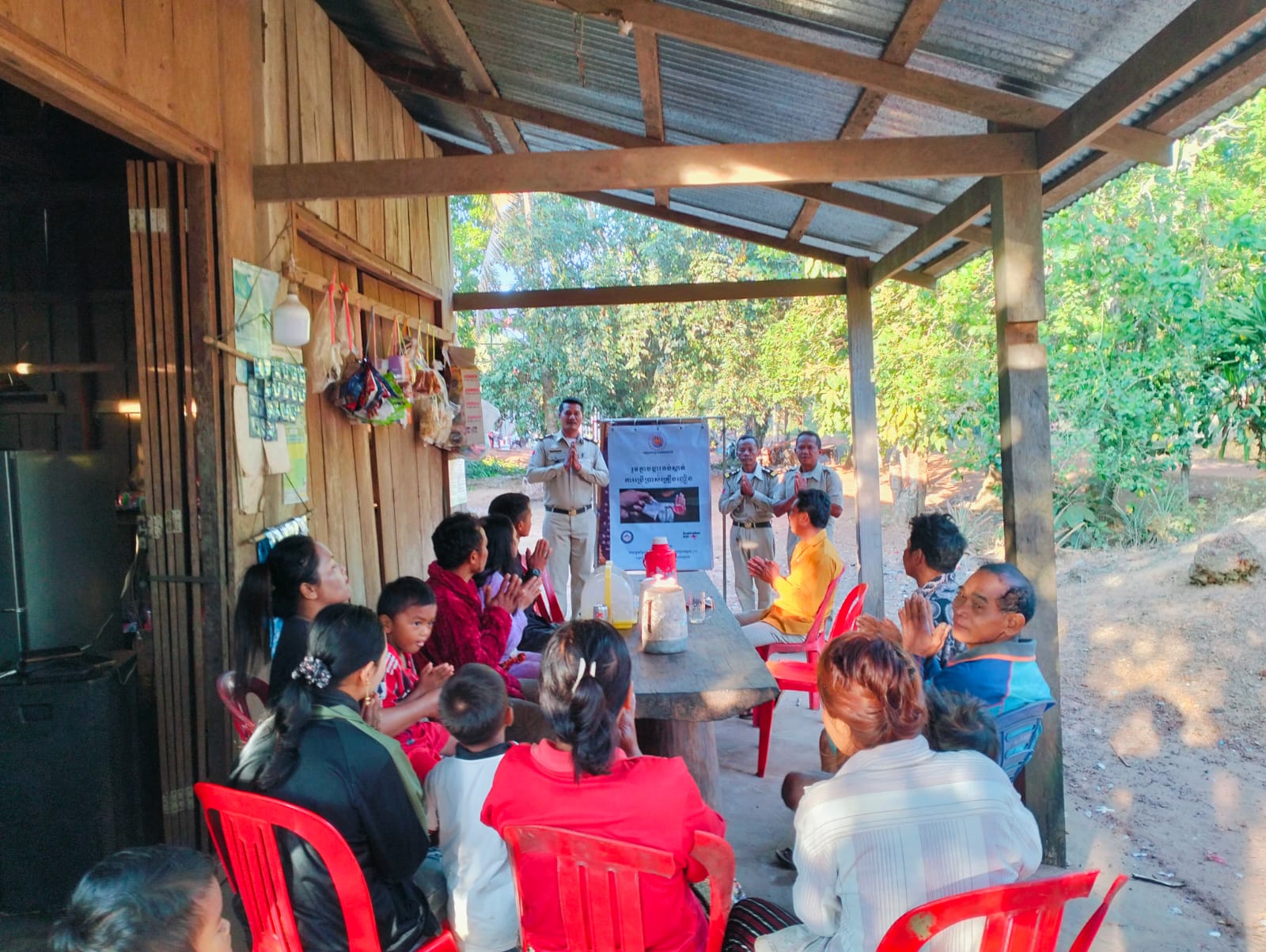 ប៉ុស្តិ៍នគរបាលរដ្ឋបាលឃុំថ្មដូនពៅ បានចេញល្បាតក្នុងមូល និងសហការជាមួយលោកមេភូមិ អនុភូមិ និងសមាជិកភូមិព្រែកស្វាយ បានផ្សព្វផ្សាយគោលនយោបាយភូមិ ឃុំមានសុវត្ថិភាព