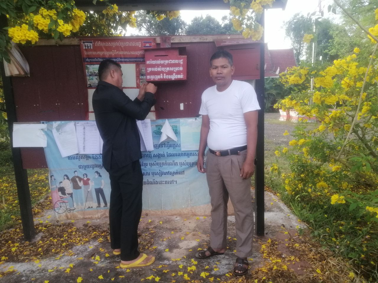 លោក អ៊ូច ពន្លក ប្រធានផ្នែកច្បាប់ និងស៊ើបអង្កេត បានចុះបើកប្រអប់សំបុត្រការិយាល័យប្រជាពលរដ្ឋខេត្ត នៅស្រុកស្រែអំបិល ស្រុកបទុមសាគរ ស្រុកគិរីសាគរ និងស្រុកកោះកុង ដើម្បីប្រមូលពាក្យបណ្តឹង និងព័ត៌មានផ្សេងៗពីប្រជាពលរដ្ឋ
