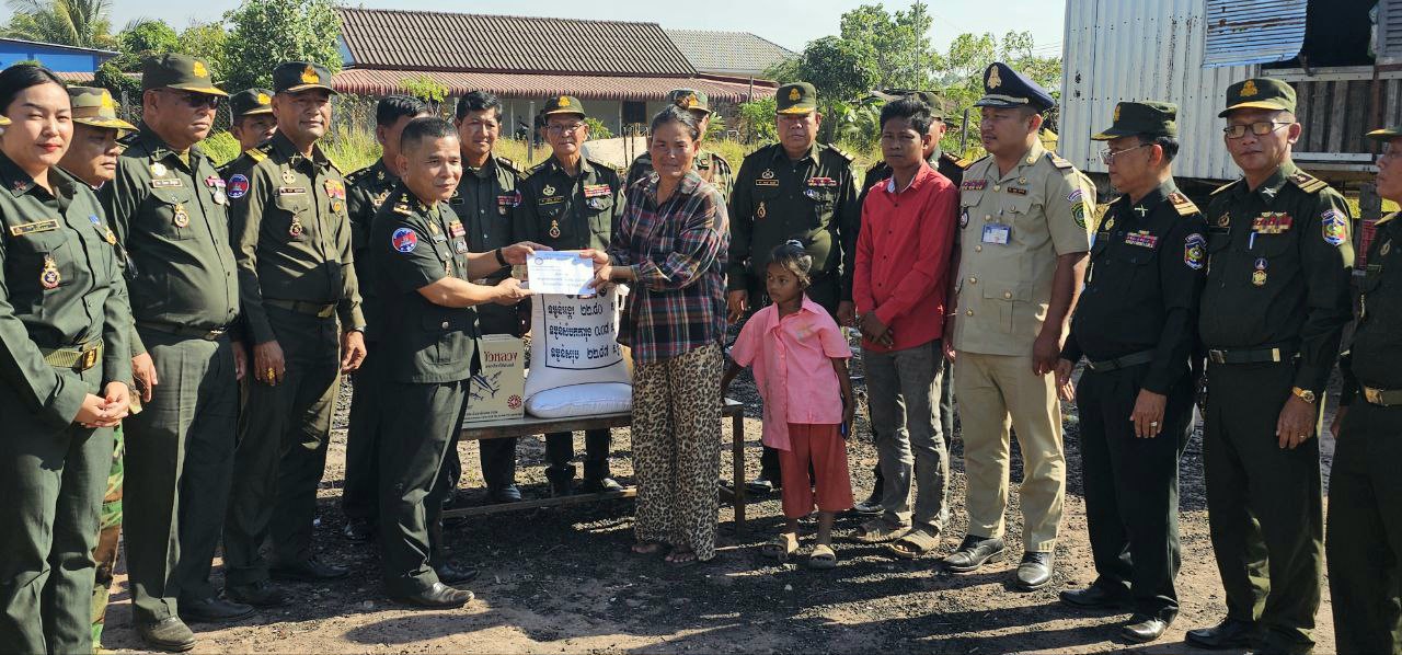 លោកឧត្តមសេនីយ៍ត្រី ជួន សុភ័ក្រ មេបញ្ជាការតំបន់ប្រតិបត្តិការសឹករងកោះកុង ជាប្រធានគណៈកម្មាធិកាស អ កខេត្ត បាននាំយកអំណោយដ៍ថ្លៃថ្លារបស់ សម្តេចមហាបវរធិបតីហ៊ុន ម៉ាណែត នាយករដ្ឋមន្ត្រីនៃព្រះរាជាណាចក្រកម្ពុជា ជាអនុប្រធានទី១ នៃសមាគមអតីតយុទ្ធជនកម្ពុជា និងលោកជំទាវបណ្ឌិត ពេជ ចន្ទមុន្នី រួមមានថវិកា និងគ្រឿងឧបភោគ បរិភោគ មួយចំនួន ប្រគល់ជូនលោកស្រី ម៉ែន សុខជា ប្រពលរដ្ឋ រស់នៅភូមិ១ សង្កាត់ស្មាច់មានជ័យ ក្រុងខេមរភូមិន្ទ ខេត្តកោះកុង ដែលបានគ្រោះមហន្តរាយដោយអគ្គីភ័យឆាបឆេះផ្ទះ
