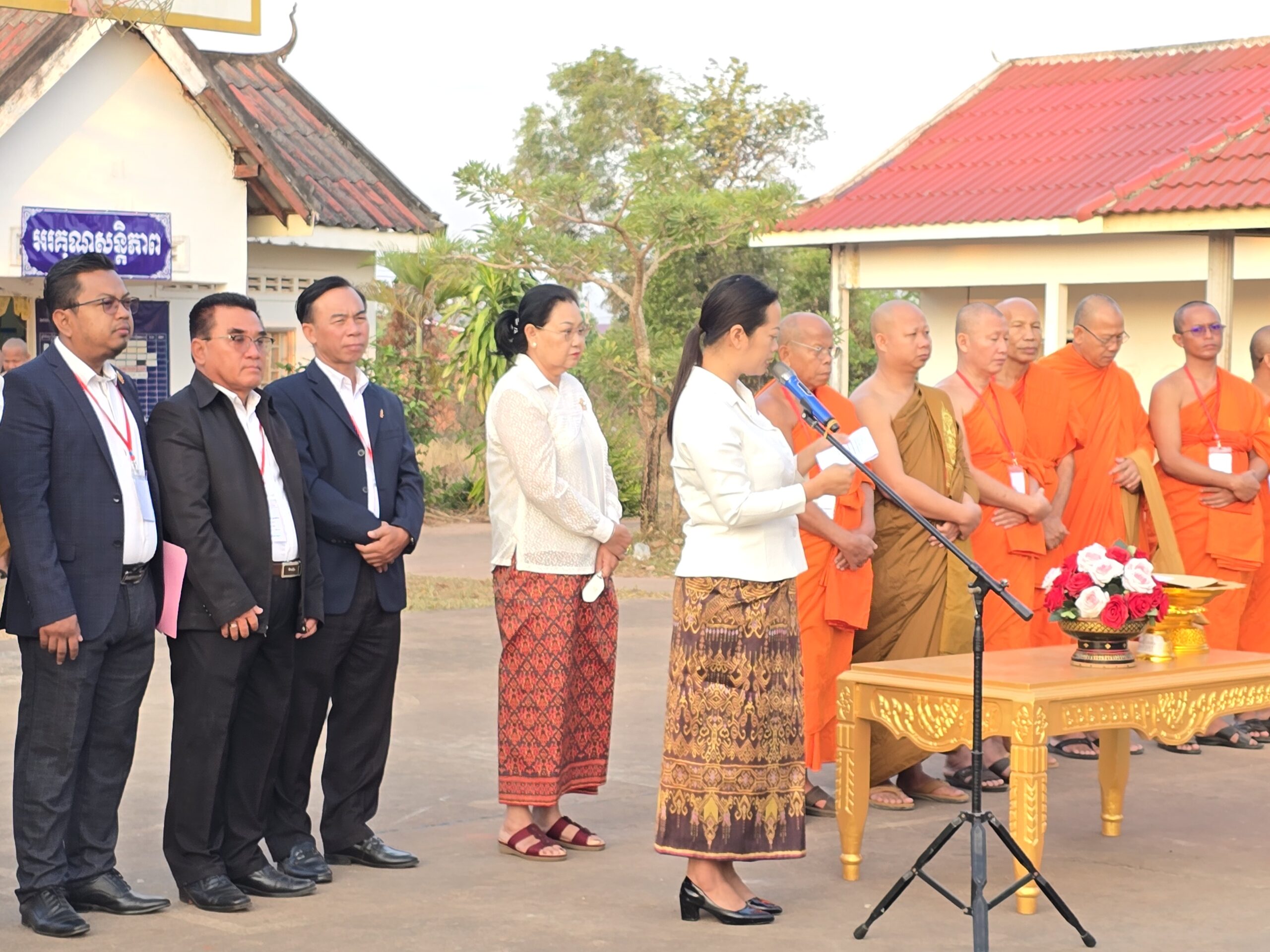 លោកស្រី ឈី វ៉ា អភិបាលរង នៃគណៈអភិបាលខេត្តកោះកុង តំណាងលោកជំទាវ មិថុនា ភូថង អភិបាល នៃគណៈអភិបាលខេត្ត បានអញ្ជើញ ក្នុងពិធីកាត់ស្រោមវិញ្ញាសាប្រឡងធម្មវិវ័យថ្នាក់ត្រី ទោ ឯក ឆ្នាំសិក្សា២០២៣-២០២៤ នៅមណ្ឌលប្រឡងវត្តព្រែកស្វាយ