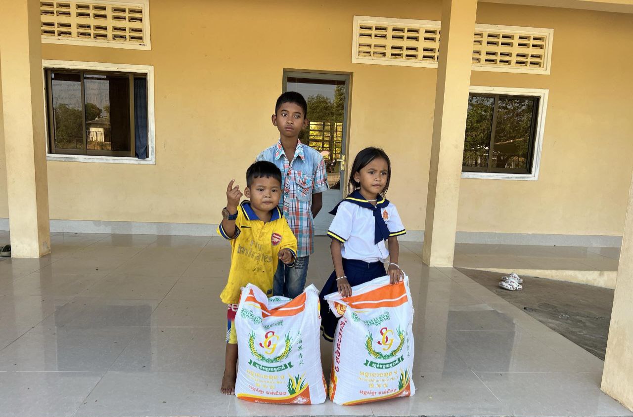 រដ្ឋបាលខេត្តកោះកុង សូមថ្លែងអំណរគុណចំពោះ លោកជំទាវ ចេង វន្នី សមាជិកក្រុមប្រឹក្សាខេត្តកោះកុង ដែលបានឧបត្ថម្ភ អង្ករប្រចាំខែ ចំនួន ១បាវ សម្រាប់ខែមករា ជូនដល់មណ្ឌលកុមារកំព្រាខេត្តកោះកុង