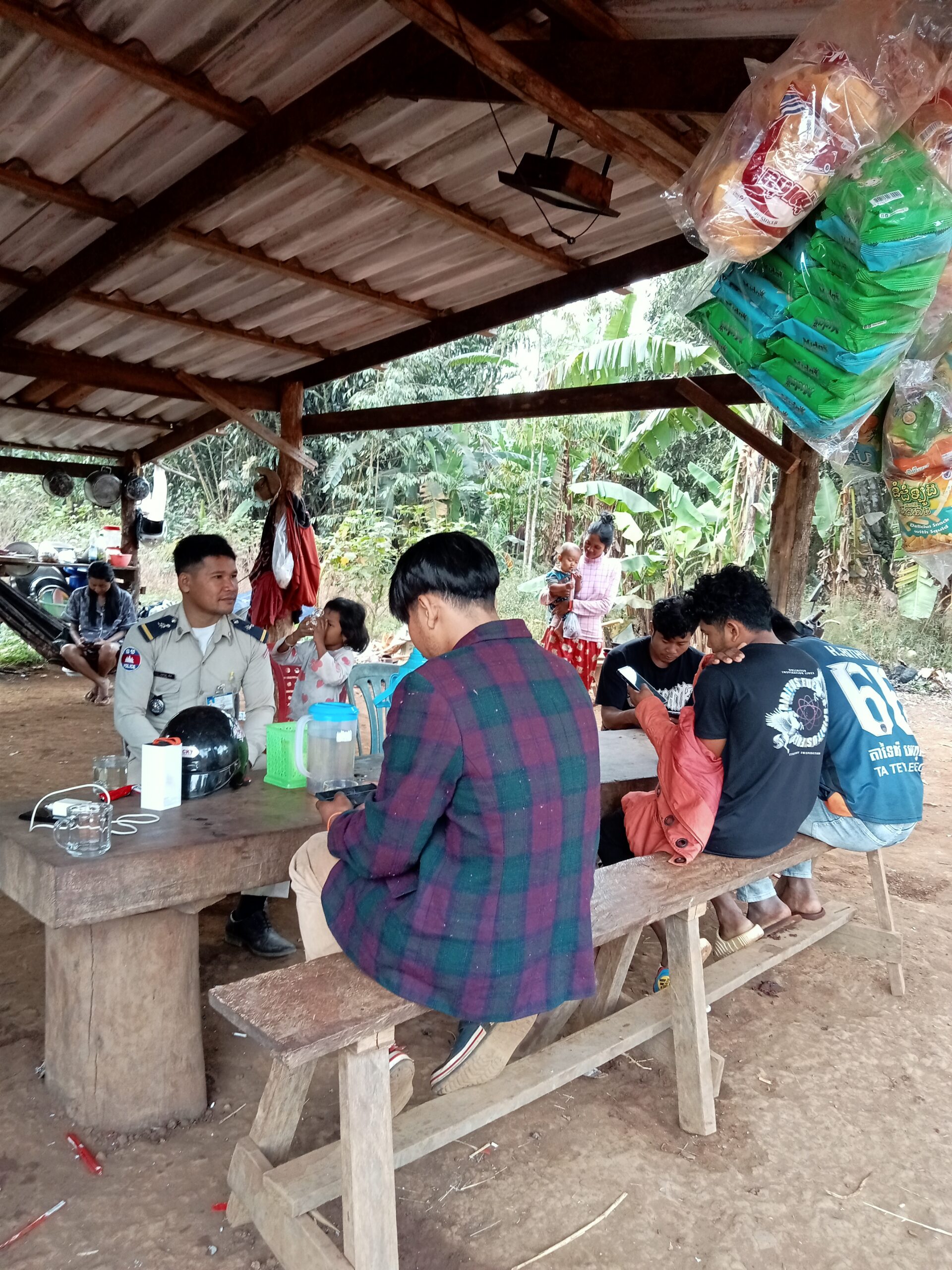 កម្លាំងប៉ុស្តិ៍នគរបាលរដ្ឋបាលឃុំតាទៃលើ បានចុះល្បាត ក្នុងមូលដ្ឋាននិងចែកសៀវភៅស្នាក់នៅ(ក២)ជូនប្រជាពលរដ្ឋ
