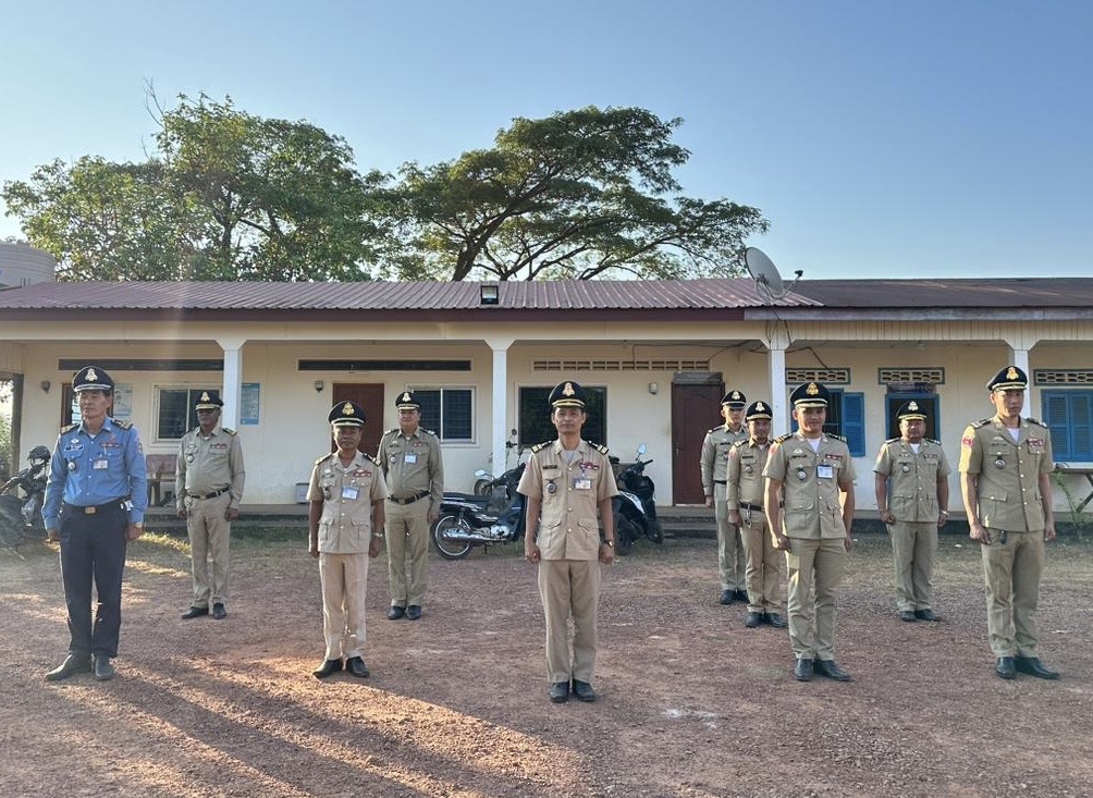 លោក​វរសេនីយ៍ទោ​ ឈន​ សុខុម​ អធិការស្ដីទីស្រុកស្រែអំបិល​ បានដឹកនាំ​កម្លាំង​គោរព​ទង់ជាតិ​