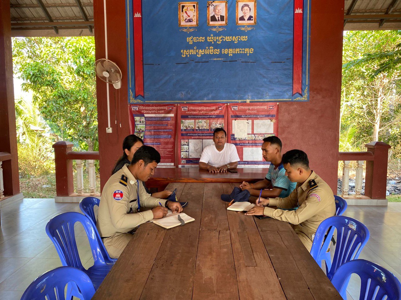 លោក​ អនុសេនីយ៍​ឯក​ សឿង​ ចំរេីននាយប៉ុស្តិ៍បានបញ្ជា​ កម្លាំងប៉ុស្តិ៍ចំនួន២នាក់បានចុះជួបក្រុមប្រឹក្សាឃុំជ្រោយស្វាយដេីម្បីសម្រង់យកព័ត៌មានបញ្ហាបទល្មេីសប្រចាំខែមុន និងលេីកទិសដៅចុះអនុវត្តន៍ការងារបន្ត