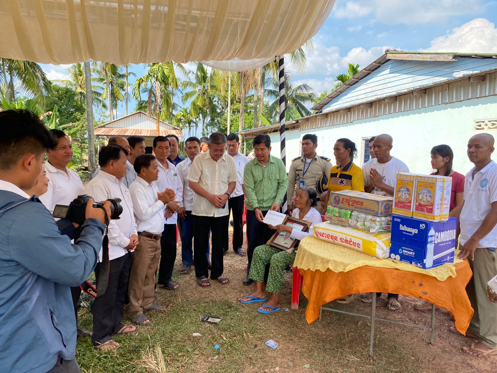 លោក​អនុសេនីយ៍​ទោ​ រ៉េ​ ប៊ុនថេ​ នាយ​រង​ប៉ុស្តិ៍​បានដឹកនាំកម្លាំងចំនួន០៤នាក់​ចុះចូលរួមជាមួយ​ រដ្ឋ​បាល​ស្រុកស្រែអំបិល​ ក្នុងពិធីរំលែកទុកបុណ្យសពលោក​ នូច​ បាន​ អតីត​ជំទប់ទី១ឃុំជ្រោយស្វាយ​ ដឹកនាំដោយ​ លោក​ ជាច័ន្ទ​ កញ្ញា​ អភិបាលនៃ​គណ:អភិបាលស្រុកស្រែអំបិលសមាសភាព​ចូលរួម​ ក្រុមប្រឹក្សា​ស្រុក​ និងក្រុមប្រឹក្សាឃុំជ្រោយស្វាយ​ មេភូមិ​