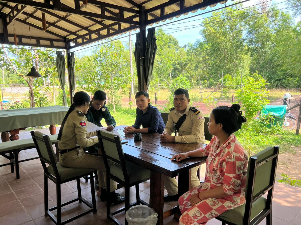 លោកអនុសេនីយ៍ទោរ៉េ​ ប៊ុនថេ នាយប៉ុស្តិ៍ស្ដីទី បានដឹកនាំកម្លាំងប៉ុស្តិ៍​ ចុះជួបប្រជាពលរដ្ឋក្នុងមូល​ដ្ឋាន​ ដេីម្បីសម្រង់យកព័ត៏មានបញ្ហាបទល្មេីសប្រចាំខែ និងលេីកទិសដៅអនុវត្តន៍បន្ត