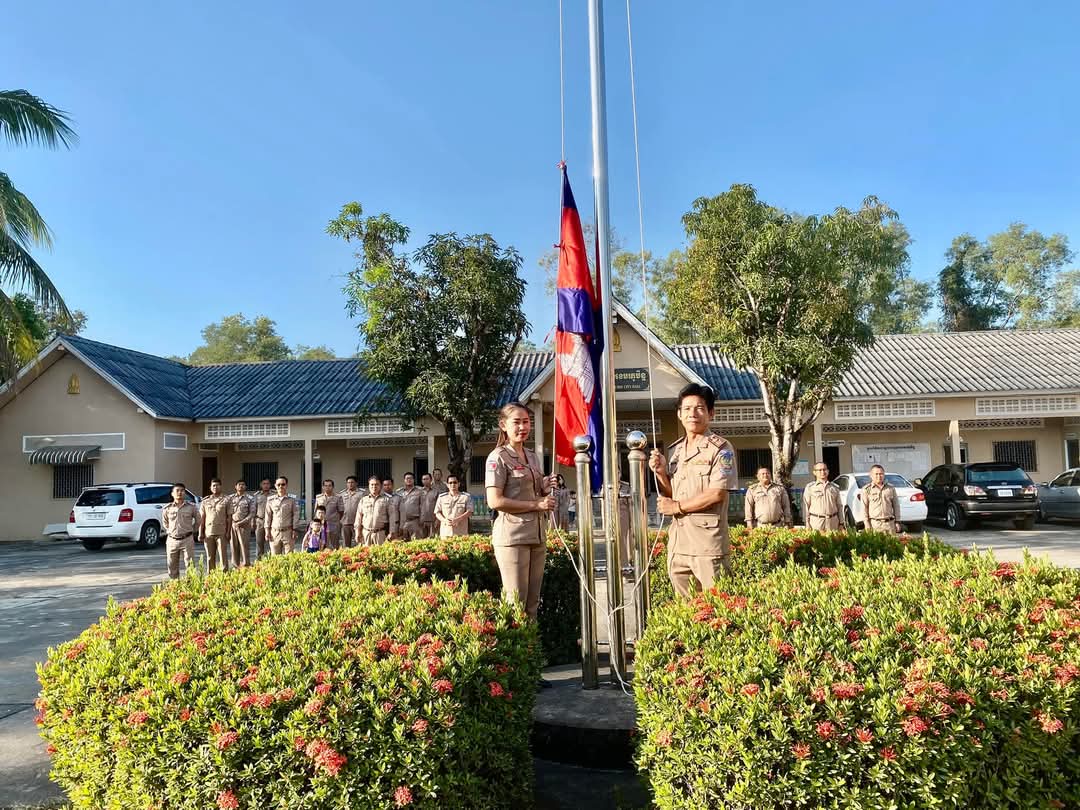 គណៈអភិបាល និងមន្ត្រីនៃរដ្ឋបាលក្រុងខេមរភូមិន្ទអនុវត្តគោរពទង់ជាតិ នៃព្រះរាជាណាចក្រកម្ពុជា រៀងរាល់ថ្ងៃចន្ទ