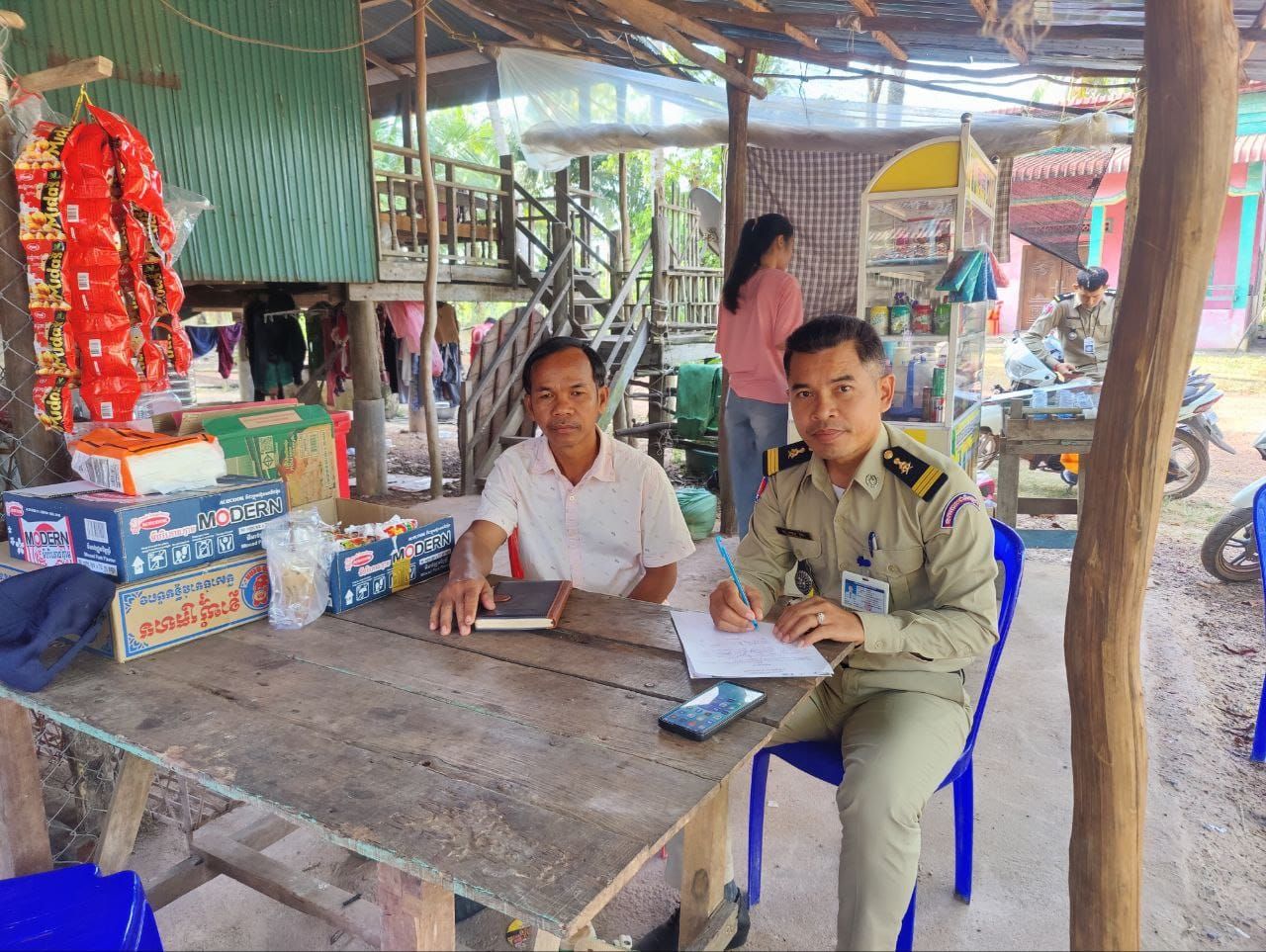 លោកអនុសេនីយ៍ឯក ឃេង រ៉ន នាយប៉ុស្តិ៍នគរបាលរដ្ឋបាលជីខក្រោម បានដឹកនាំកម្លាំងប៉ុស្តិ៍ចំនួន០២នាក់ ចុះជួបលោកមេភូមិ និងអនុភូមិ សម្រង់យកព៌ត័មានបញ្ហា បទល្មើសប្រចាំខែមុន និងពិភាក្សាលើបញ្ហាចាំបាច់មួយចំនួន