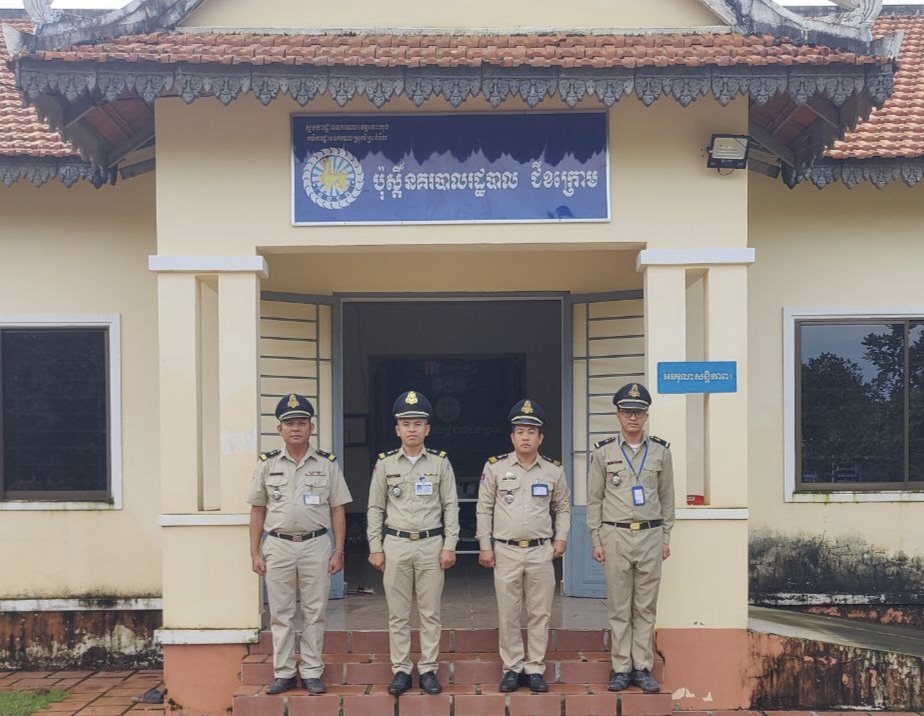 លោកអនុសេនីយ៍ឯក ឃេង រ៉ន នាយប៉ុស្តិ៍នគរបាលរដ្ឋបាលជីខក្រោម បានបែងចែកកម្លាំងប៉ុស្តិ៍ ផ្ដល់សេវាសាធារណៈជូនប្រជាពលរដ្ឋ ទទួលពត៌មាន និង ត្រៀមលក្ខណៈជួយសង្គ្រោះ ប្រចាំការនៅប៉ុស្ដិ៍រដ្ឋបាល ២៤/២៤ម៉ោង ចុះល្បាតការពារ សន្តិសុខ និងចុះជួបប្រជាពលរដ្ឋ ដើម្បីសម្រង់យកព័ត៌មានបញ្ហាបទល្មើសប្រចាំខែ និងលើកទិសដៅអនុវត្តន៍បន្ត