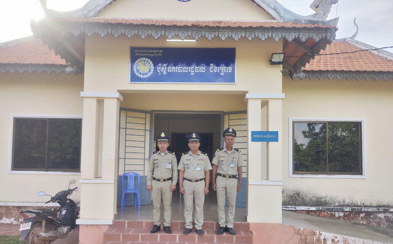 លោកអនុសេនីយ៍ឯក ឃេង រ៉ន នាយប៉ុស្តិ៍នគរបាលរដ្ឋបាលជីខក្រោម បានដឹកនាំកម្លាំងប៉ុស្ដិ៍ ប្រជុំបូកសរុបការងារប្រចាំខែ បំពេញបែបបទផ្តល់អត្តសញ្ញាណប័ណ្ណ ប្រចាំការនិងចុះល្បាតការពារសន្តិសុខ