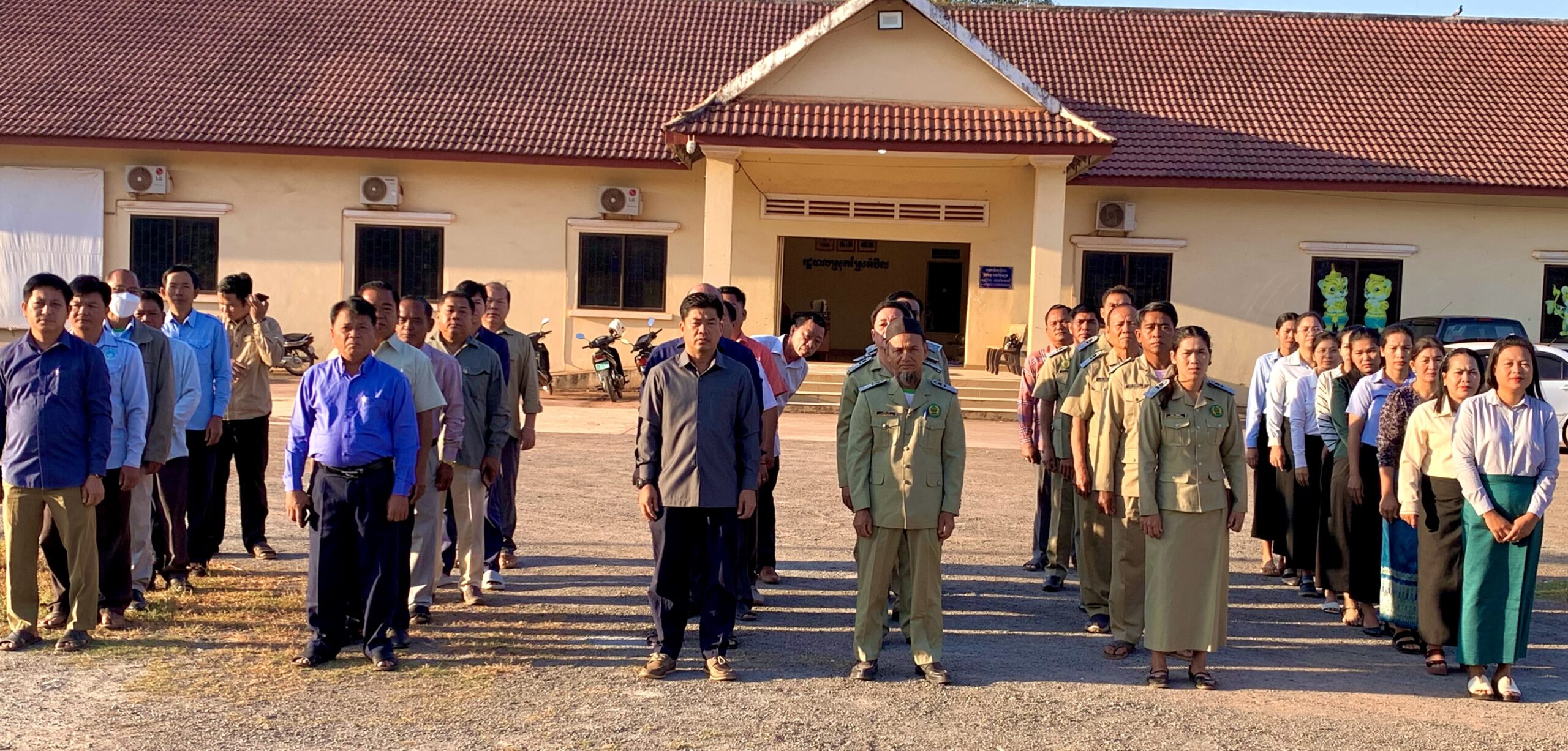 ក្រុមប្រឹក្សាស្រុក គណៈអភិបាលស្រុក និងមន្រ្តីរាជការសាលាស្រុកស្រែអំបិល បានរៀបចំគោរព ទង់ជាតិ នៃព្រះរាជាណាចក្រកម្ពុជា