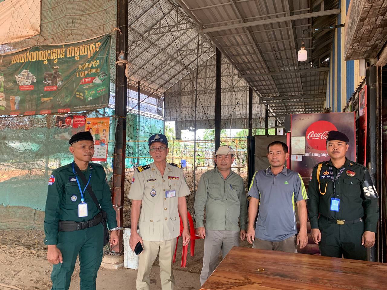 លោក តេង នាវ នាយករងរដ្ឋបាលសាលាស្រុកស្រែអំបិល បានសហការជាមួយកងកម្លាំងទាំងពីប្រភេទ ចុះណែនាំដល់ទីតាំងលេងល្បែងស៊ីសងខុសច្បាប់