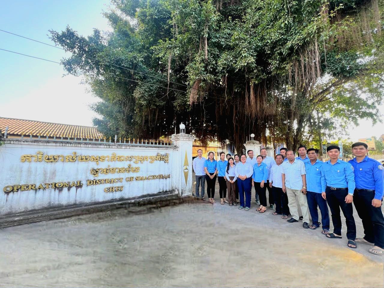 លោកស្រីឱសថការី ឌិត គឹមមាន ប្រធាន​ការិយាល័យសុខាភិបាលស្រុកប្រតិបត្តិស្មាច់មានជ័យ បានបើកកិច្ចប្រជុំការងារបច្ចេកទេស និងបានបំពាក់កន្លាស់អាវស្លាក (Logo) សុខាភិបាលដែលជាអំណោយដ៏ថ្លៃថ្លារបស់ ឯកឧត្ដមសាស្រ្ដាចារ្យ ឈាង រ៉ា រដ្ឋមន្រ្ដីក្រសួងសុខាភិបាល ផ្ដល់ជូនមន្រ្ដីក្រោមឱវាទនៃការិយាល័យសុខាភិបាលស្រុកប្រតិបត្តិស្មាច់មានជ័យ។
